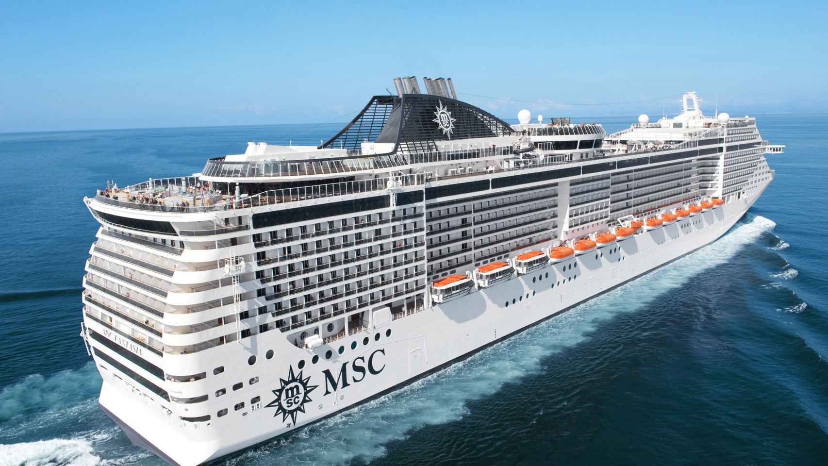 Un crucero de la compañía MSC, la primera en atracar en Barcelona tras la pandemia / ARCHIVO