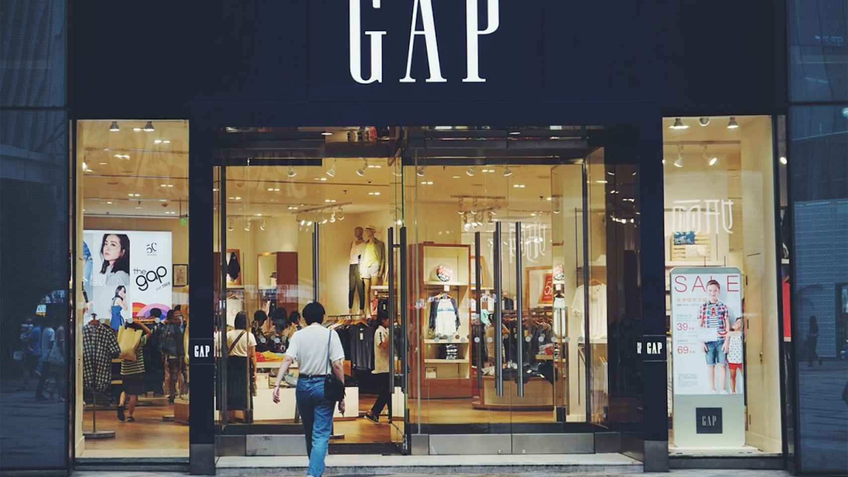 Exterior de una tienda de GAP en una imagen de archivo