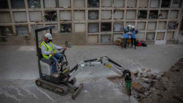 Un operario trabaja en la apertura de una fosa común, a 28 de abril de 2021, en el cementerio de Montjuic Barcelona / EUROPA PRESS - David Zorrakino