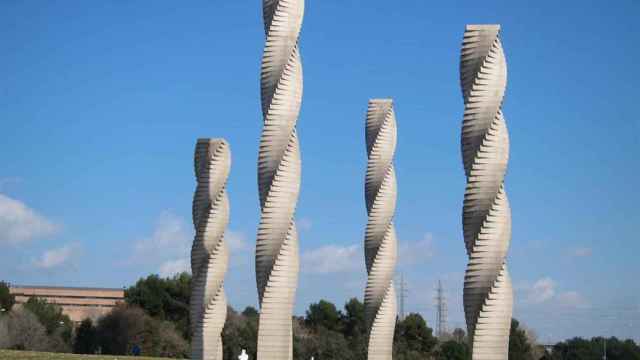 La escultura Columnes de Bellaterra, icono de la UAB