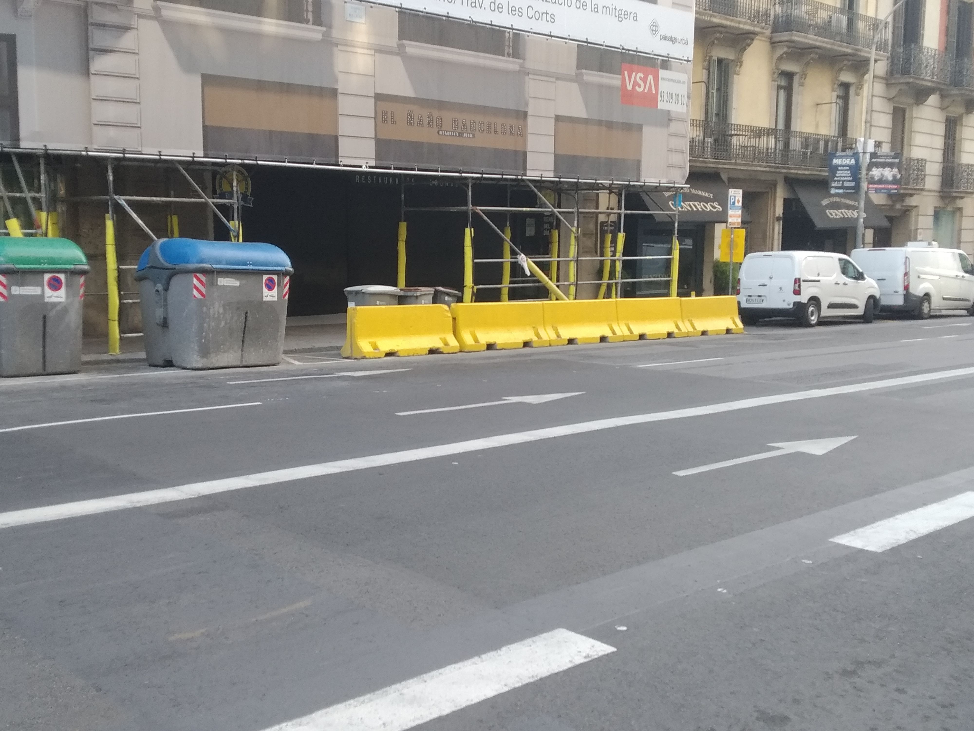 El bloque de hormigón, del tipo New Jersey, contra el que impactó el motorista en la calle de Balmes / METRÓPOLI