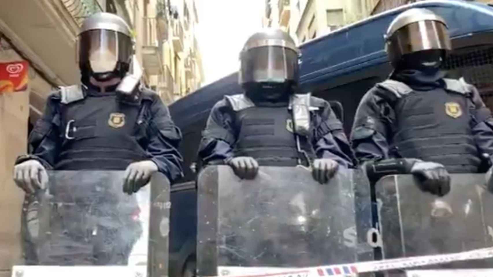 Agentes de los Mossos d'Esquadra durante el desalojo / @RAVALSINDICAT