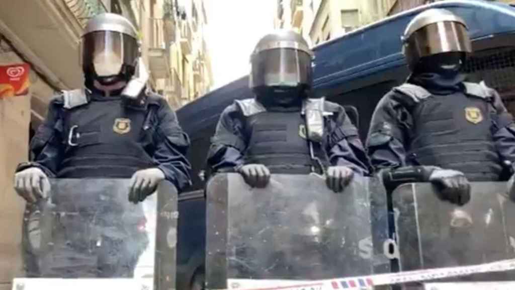 Agentes de los Mossos d'Esquadra durante el desalojo / @RAVALSINDICAT