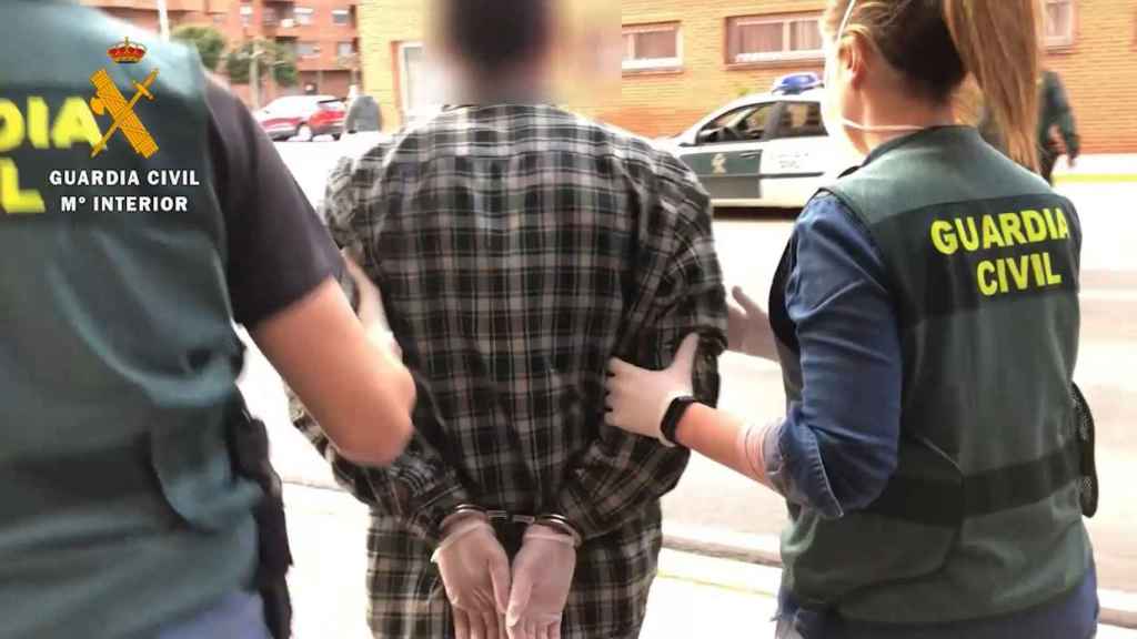 Agentes de la Guardia Civil con un detenido en L'Hospitalet / GUARDIA CIVIL