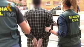 Agentes de la Guardia Civil con un detenido en L'Hospitalet / GUARDIA CIVIL