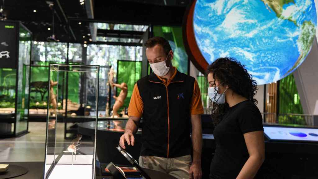 Unos educadores especializados en ciencia acompañan al visitante en CosmoCaixa / COSMOCAIXA