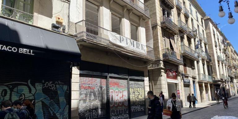 Persianas bajadas en diversos comercios de la calle Ferran / METRÓPOLI