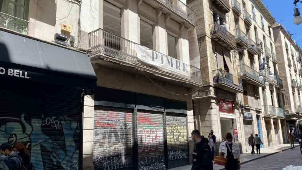 Persianas bajadas en diversos comercios de la calle Ferran