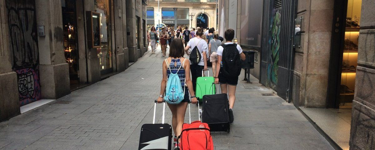 Turistas con maletas, en Ciutat Vella / ARCHIVO