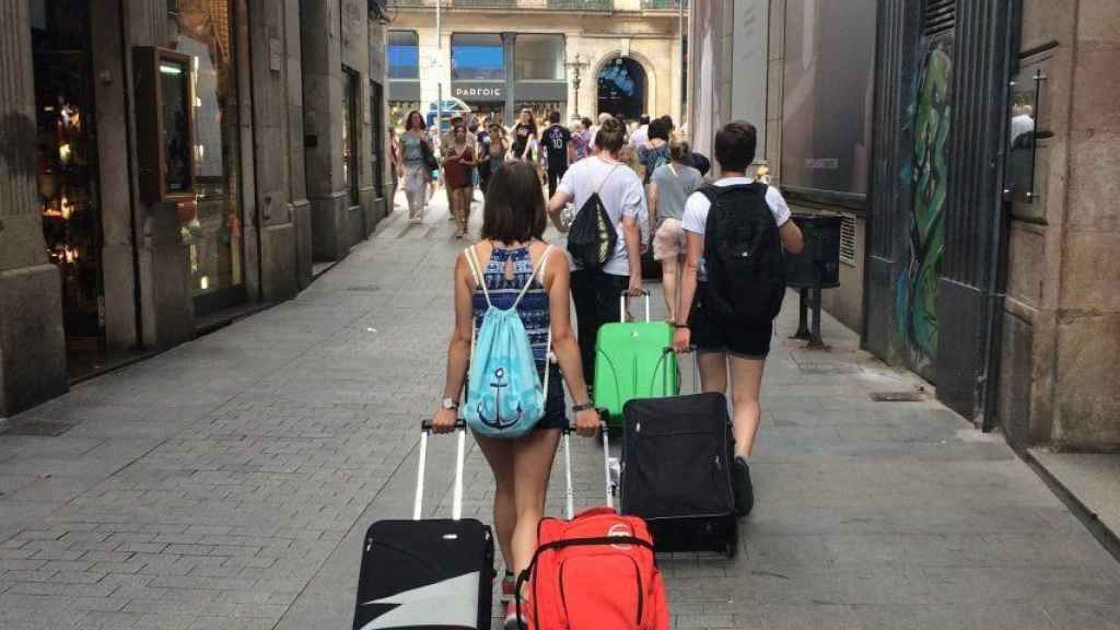 Turistas en una calle de Barcelona / METRÓPOLI - XFDC