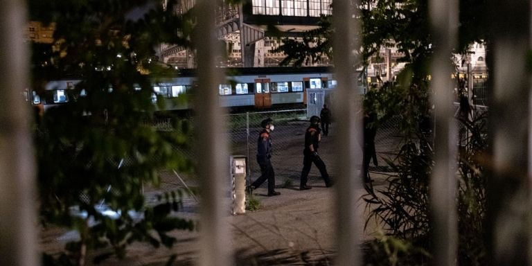 Miembros de la unidad ARRO de Mossos d'Esquadra en la estación de França el pasado viernes / PABLO MIRANZO