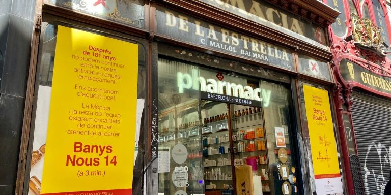 La farmacia La Estrella anuncia su traspaso a las puertas de su actual establecimiento en la calle Ferran / METRÓPOLI