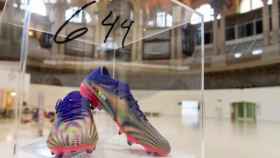 Botines de Leo Messi que se subastaron en el MNAC de Barcelona / RRSS