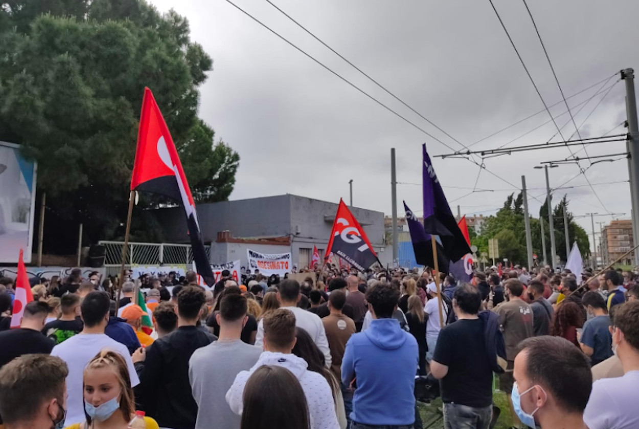 Manifestantes frente a la fábrica donde murió Xavi, un joven de 19 años en Cornellà / CGT