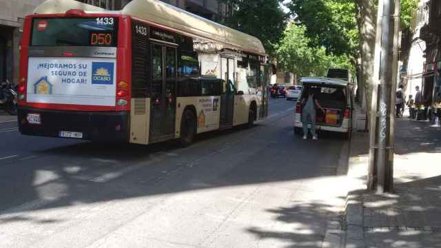 Un bus de TMB circula por otro carril porque una furgoneta está parada en la vía reservada / METRÓPOLI - JORDI SUBIRANA