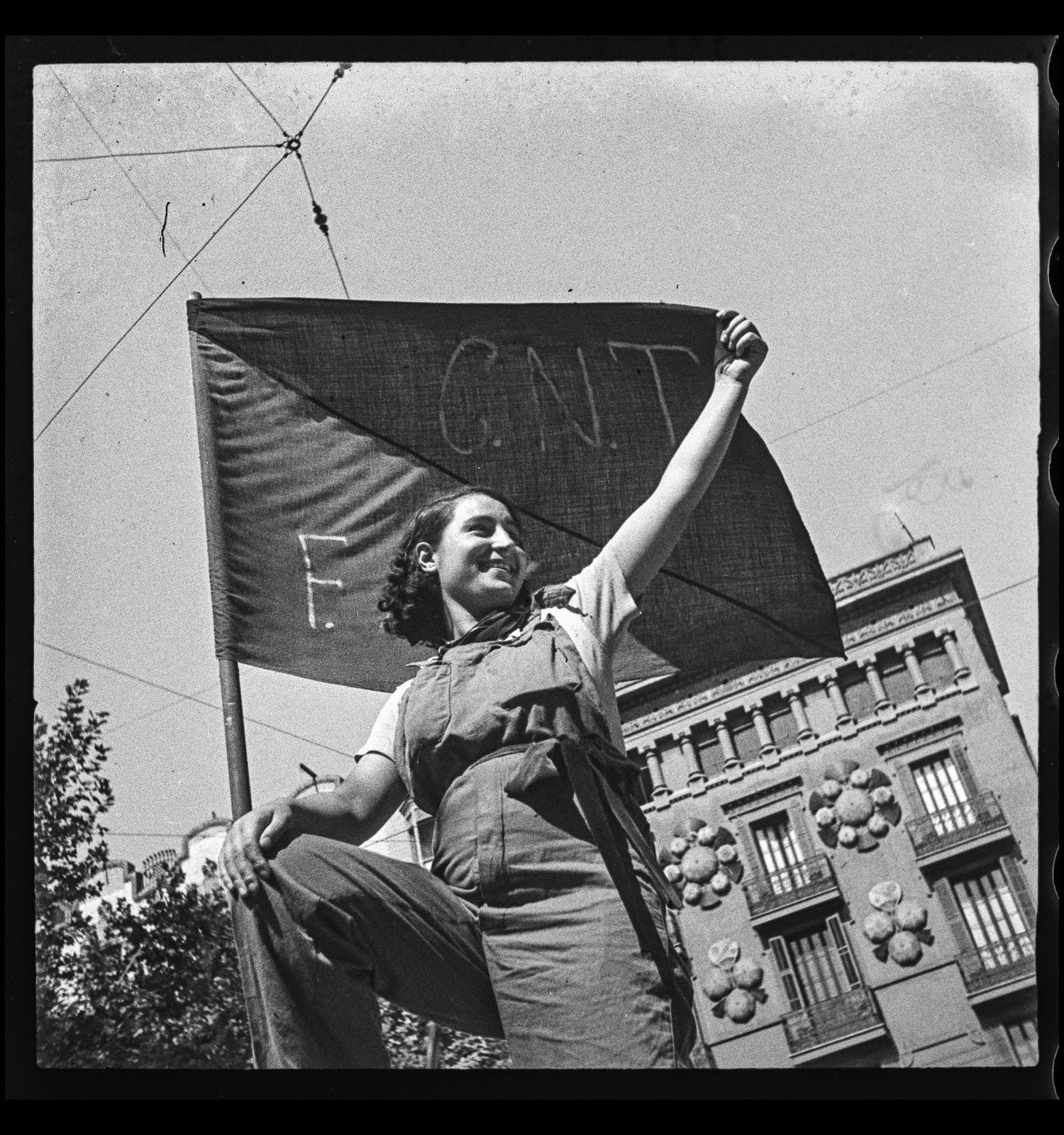 Icónica imagen de una chica anarquista durante la Guerra Civil en Barcelona / MNAC (ANTONI CAMPAÑÀ)