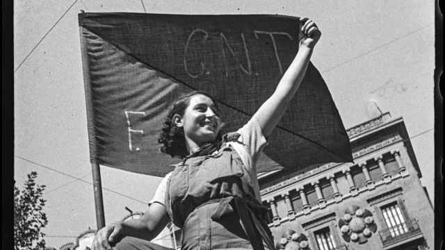 Icónica imagen de una chica anarquista durante la Guerra Civil en Barcelona / MNAC (ANTONI CAMPAÑÀ)