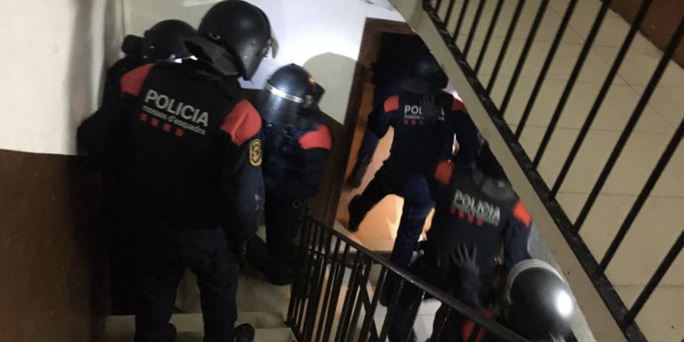 Agentes de los Mossos d'Esquadra desmantelan un narcopiso