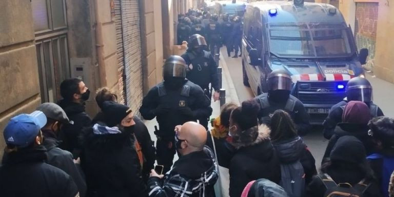 Miembros de un colectivo antidesahucios intentan evitar un desalojo / SINDICAT HABITATGE RAVAL