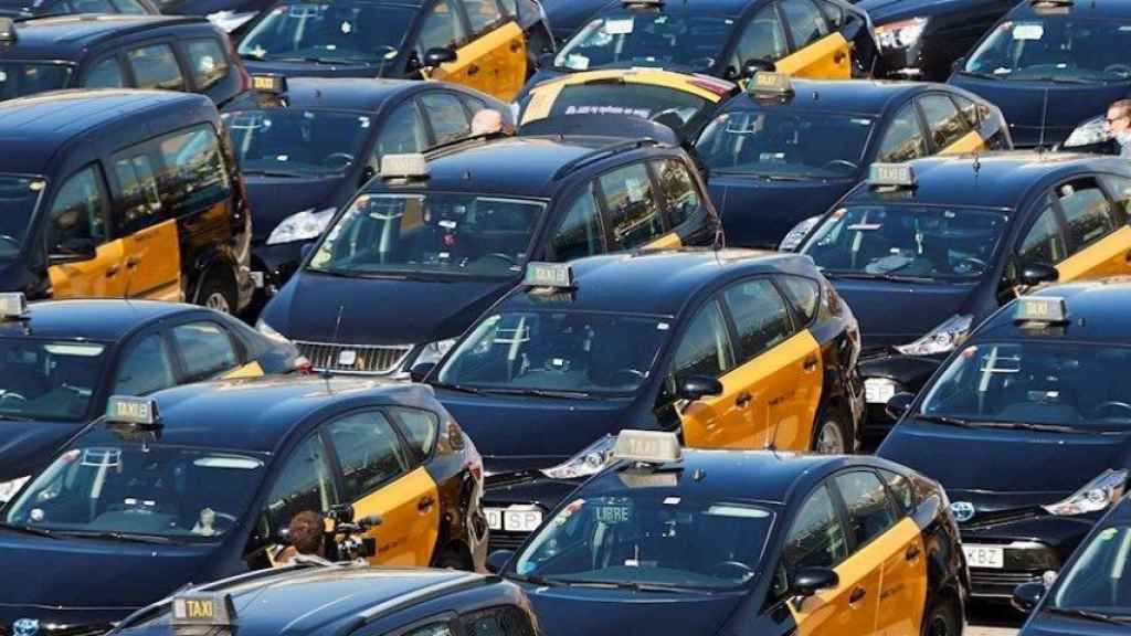 Concentración de taxistas en Barcelona ante la vuelta de Uber / EFE