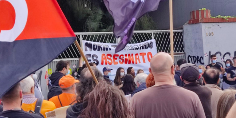 Manifestantes junto a la pancarta con el lema morir trabajando es asesinato en la manifestación por la muerte de Xavi / CGT