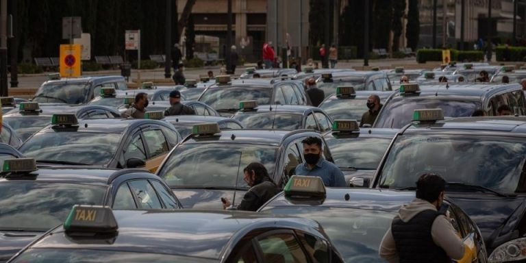 Fila de taxistas que participaron en una marcha lenta en Barcelona / EUROPA PRESS