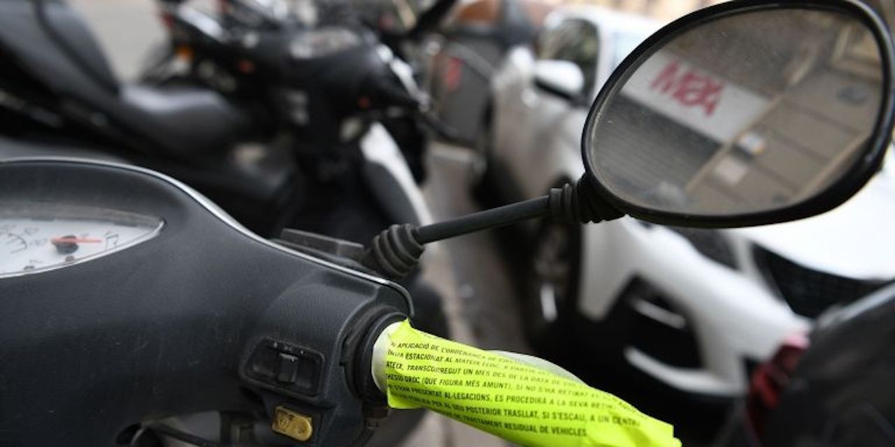 Una moto multada por la Guardia Urbana en Barcelona / METRÓPOLI - LENA PRIETO