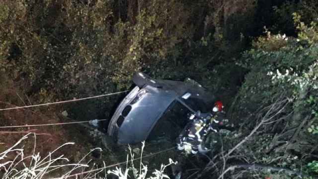 Un coche cae por un barranco en Nou Barris / BOMBERS DE BARCELONA