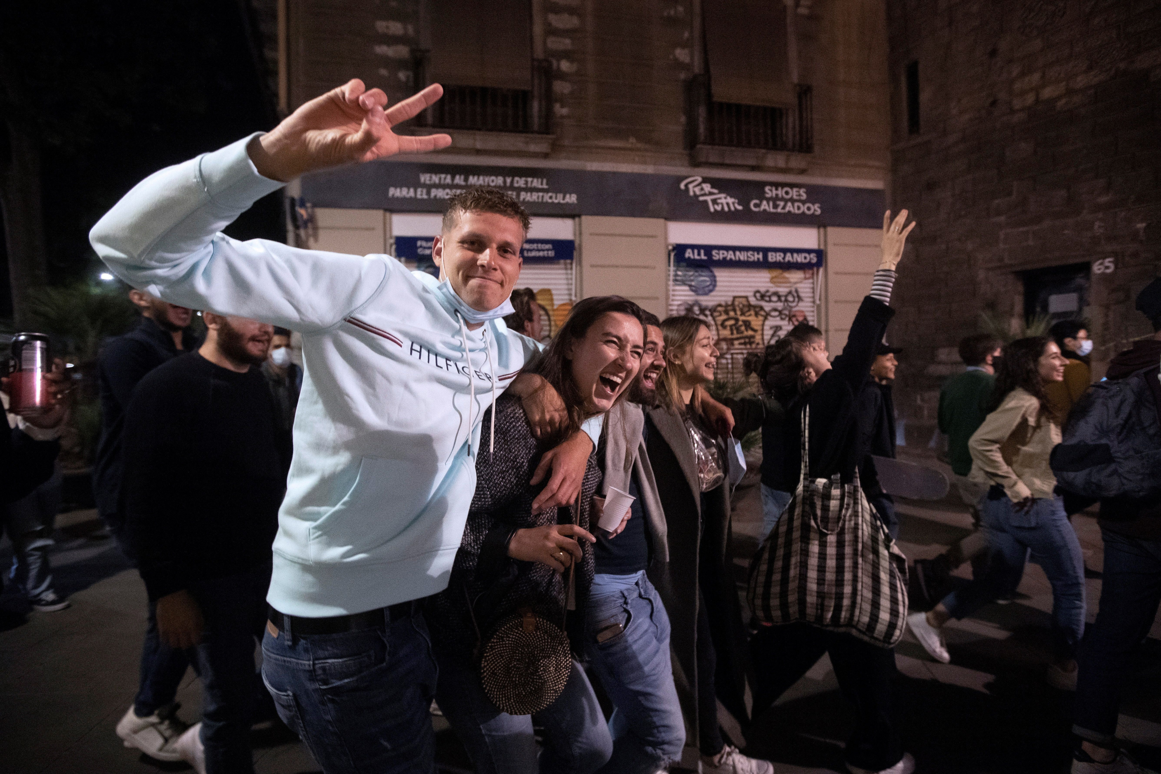 Jóvenes de fiesta, en el centro de Barcelona / EFE - MARTA PÉREZ