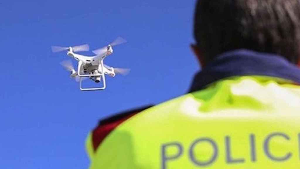 Un agente de los Mossos con un dron, el 'Gran Hermano' nos vigila / MOSSOS