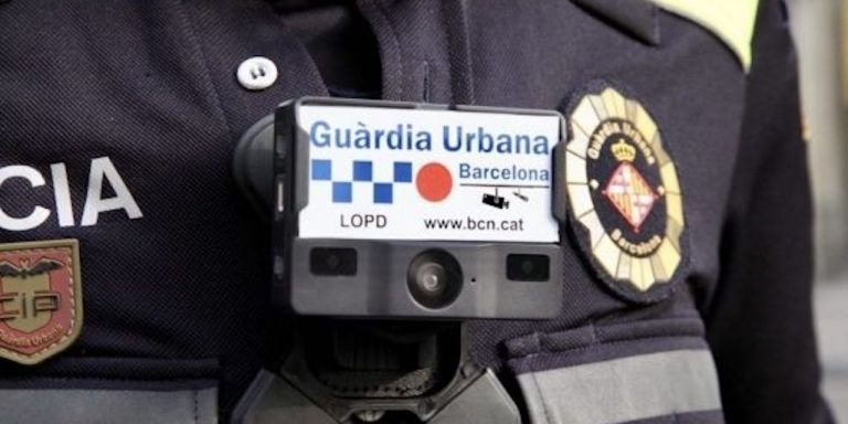 Un guardia urbano con una cámara / AYUNTAMIENTO DE BARCELONA