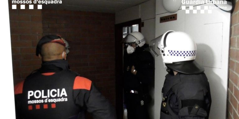 Mossos y la Guardia Urbana durante el registro en el 'super' de la heroina / MOSSOS - GUARDIA URBANA