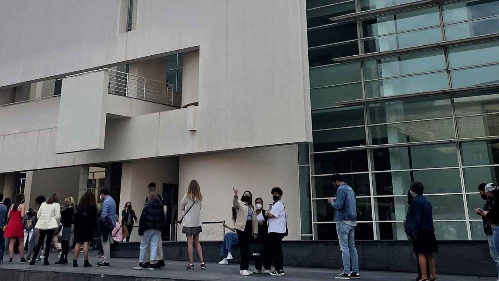 Cola en el MACBA durante la 'Nit dels Museus' / EUROPA PRESS