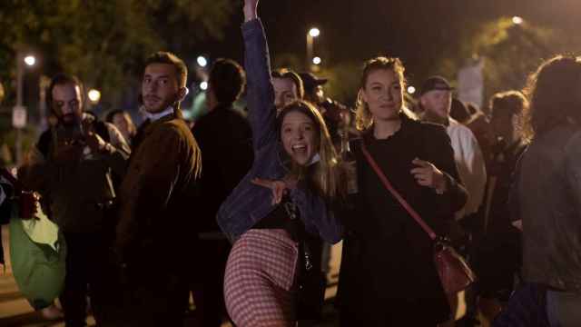 Jóvenes de fiesta en las calles de Barcelona la noche del viernes al sábado / EFE - MARTA PÉREZ