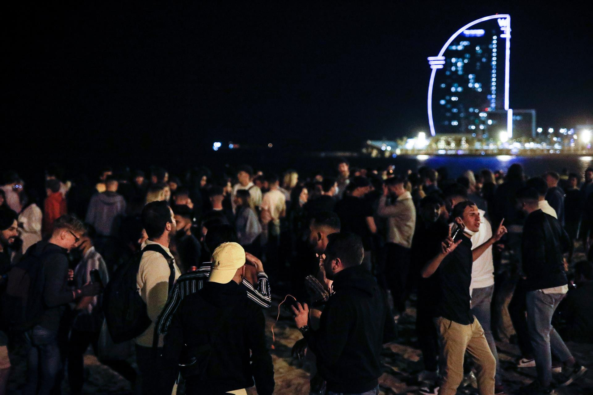 Uno de los botellones masivos realizado en una de las playas de la Barceloneta / EUROPA PRESS