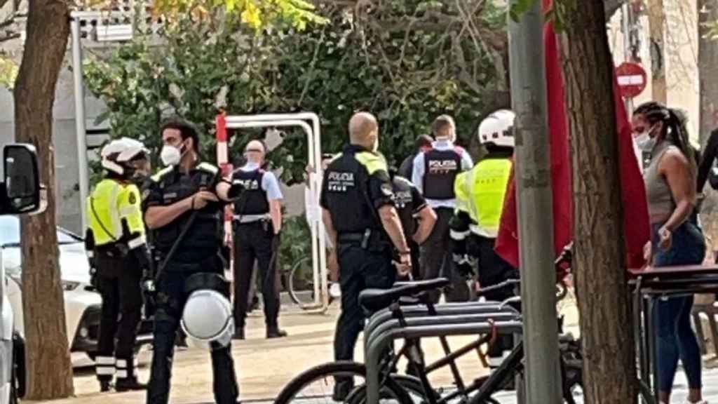 Agentes de Mossos y Guardia Urbana durante el suceso / CEDIDA