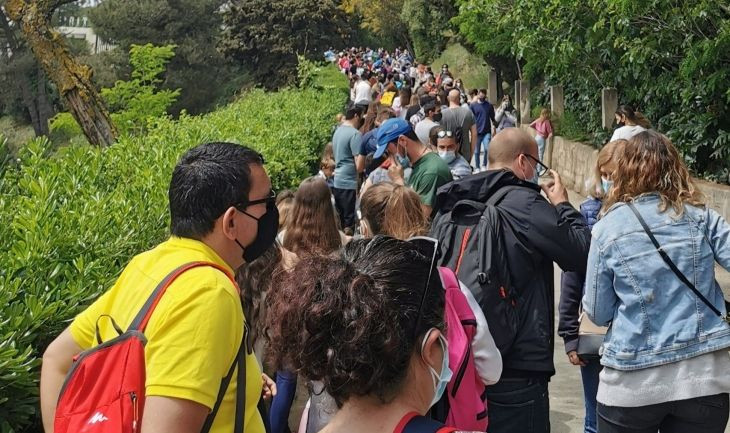 Largas colas para entrar en el Parque de atracciones del Tibidabo / TWITTER