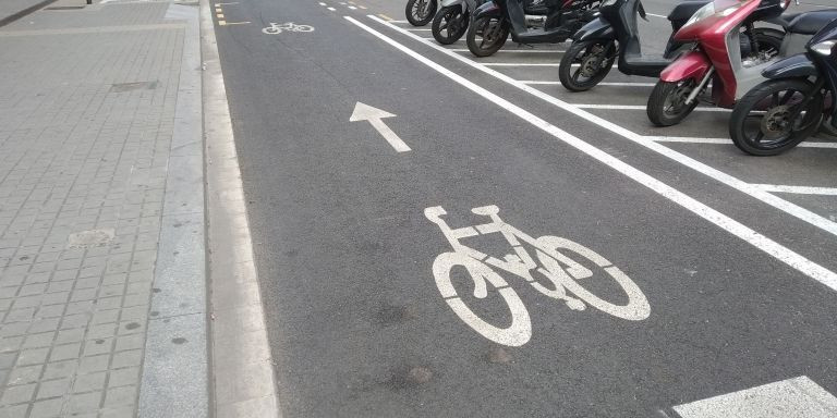 Señalización del carril bici de Aragó / METRÓPOLI - JORDI SUBIRANA