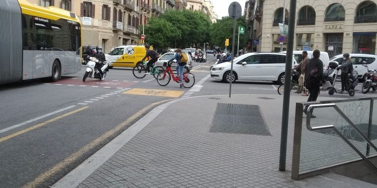 Ciclistas en la confluencia de Aragó con Pau Claris con otros vehículos / METRÓPOLI - JORDI SUBIRANA