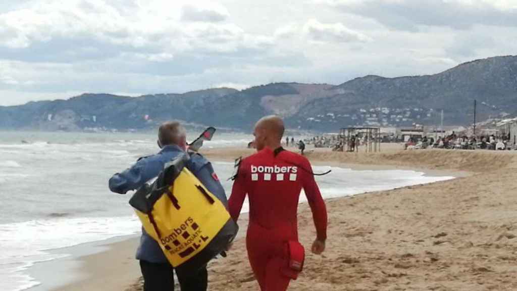 Bomberos de la Generalitat en la playa de Castelldefels / BOMBERS