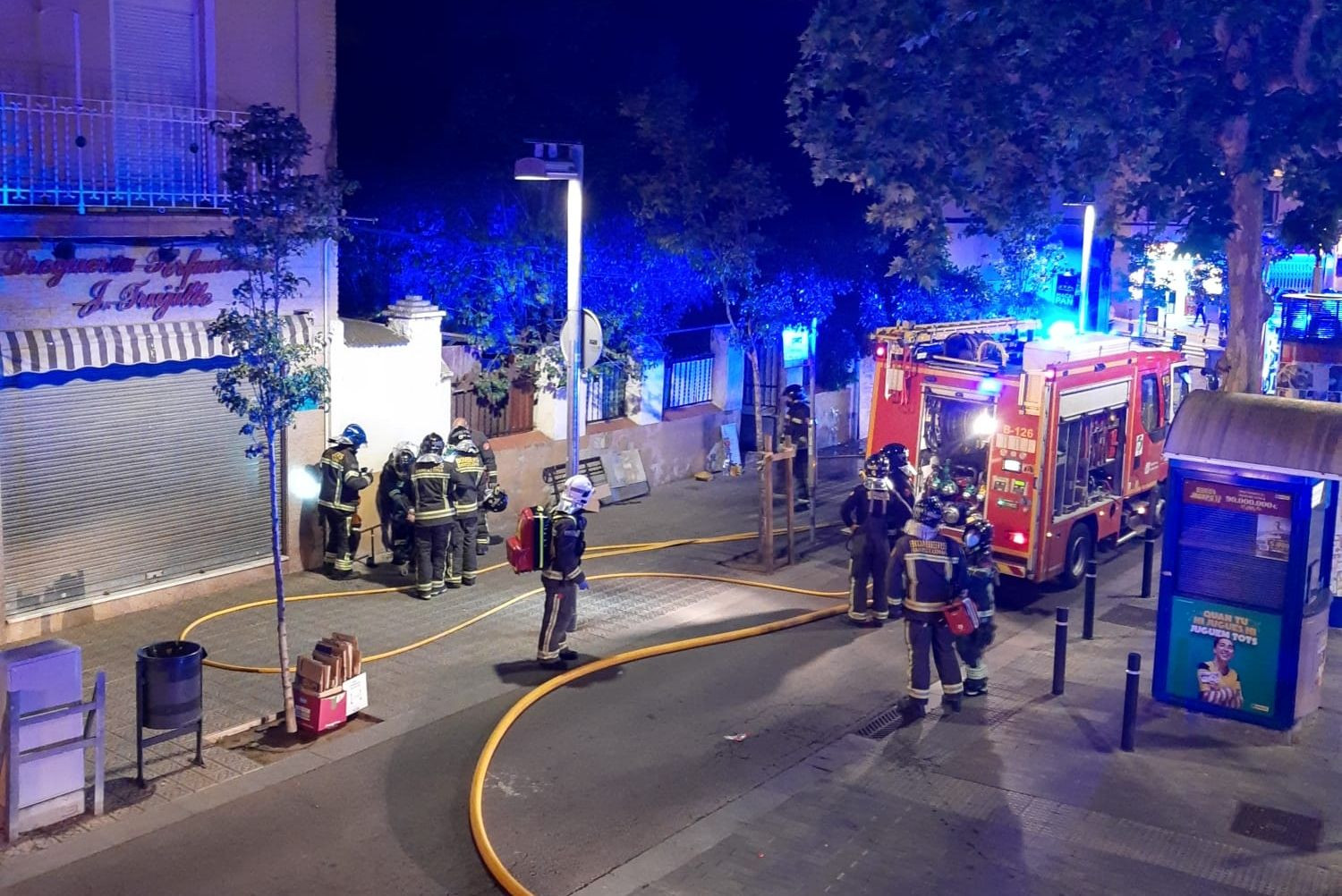 Bomberos enfrente de la casa okupada de la plaza de la Trinitat utilizando el antiguo camión / CEDIDA