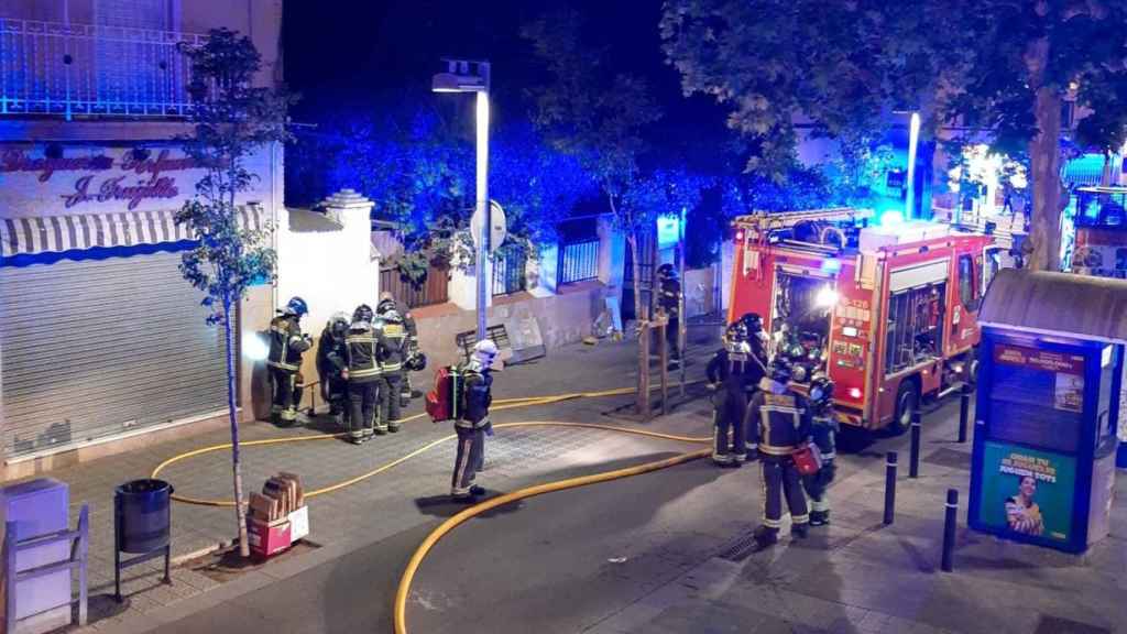 Bomberos enfrente de la casa okupada de la plaza de la Trinitat / CEDIDA