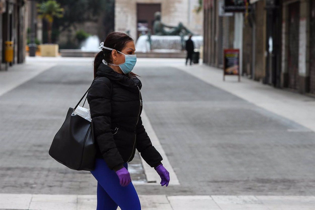 Imagen de recurso de una mujer con mascarilla por el coronavirus / EUROPA PRESS - Iván Terrón