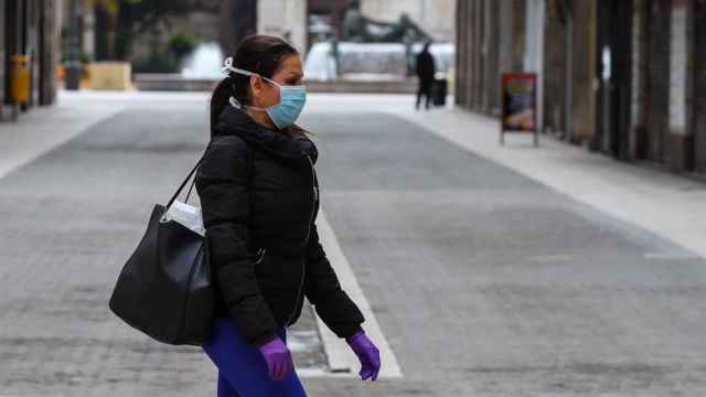 Imagen de recurso de una mujer con mascarilla por el coronavirus / EUROPA PRESS - Iván Terrón