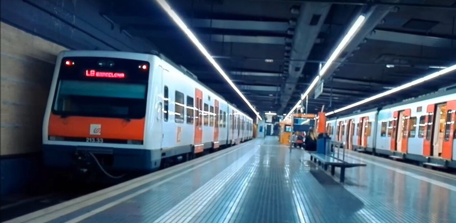 Un tren de la L8 de FGC en la estación de plaza Espanya