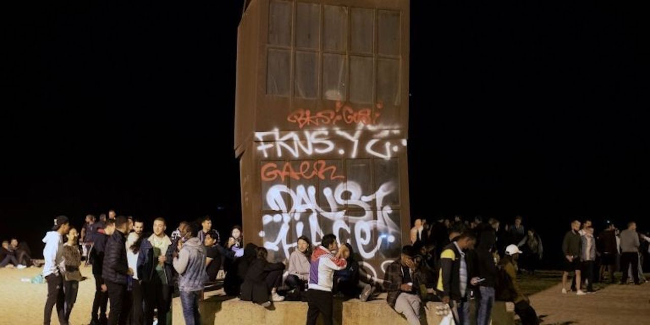 Botellón en el monumento del Estel Ferit de la Barceloneta / EFE