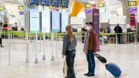 Dos personas con su equipaje en la T4 del aeropuerto Adolfo Suárez, Madrid-Barajas / EP - A. Pérez Meca / EP