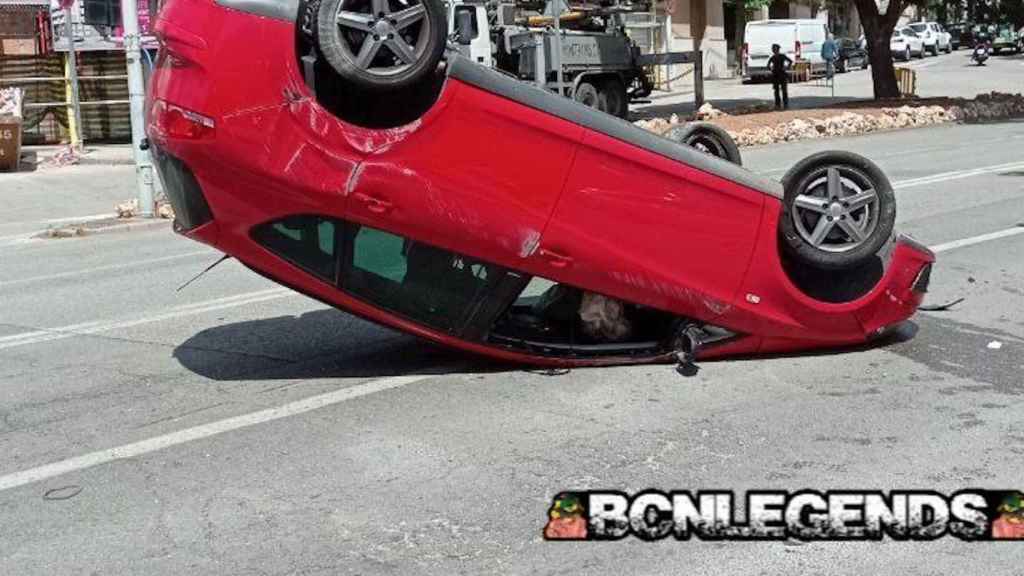 Un coche vuelca tras destrozar una tienda de lápidas en Badalona / TELEGRAM - 'BCN LEGENDS'