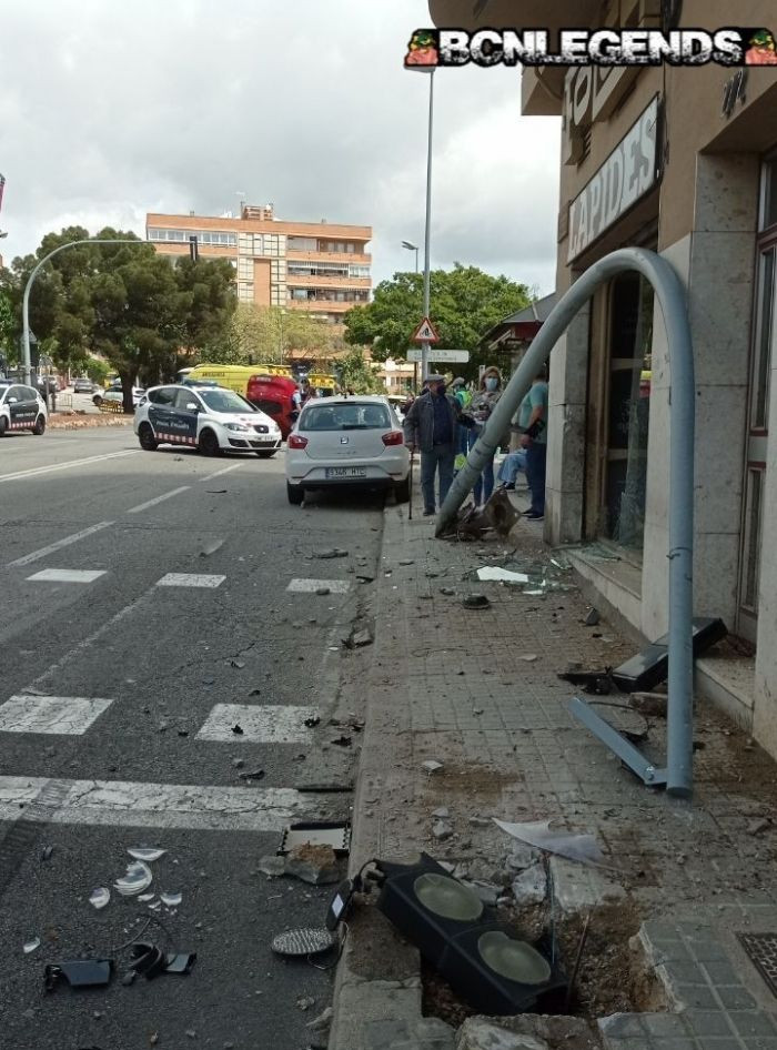 Un semáforo derribado y destrozos en una tienda de lápidas tras el accidente / TELEGRAM - 'BCN LEGENDS'