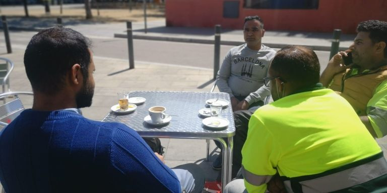 Gulfam, tomando un café con unos familiares en Badalona / GUILLEM ANDRÉS